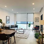 Arty Spacious Ensuite Close Airport, Uts And Cbd